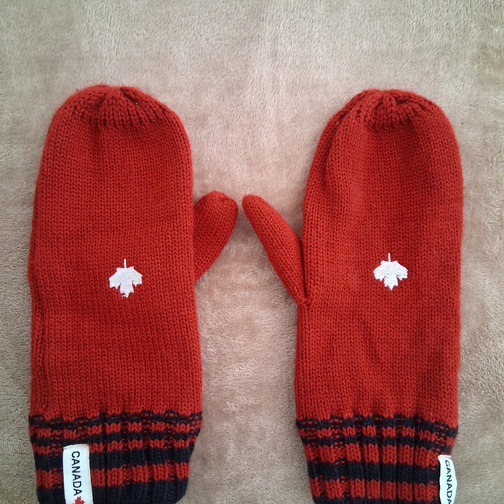 Red Canada Mittens with Maple Leaf